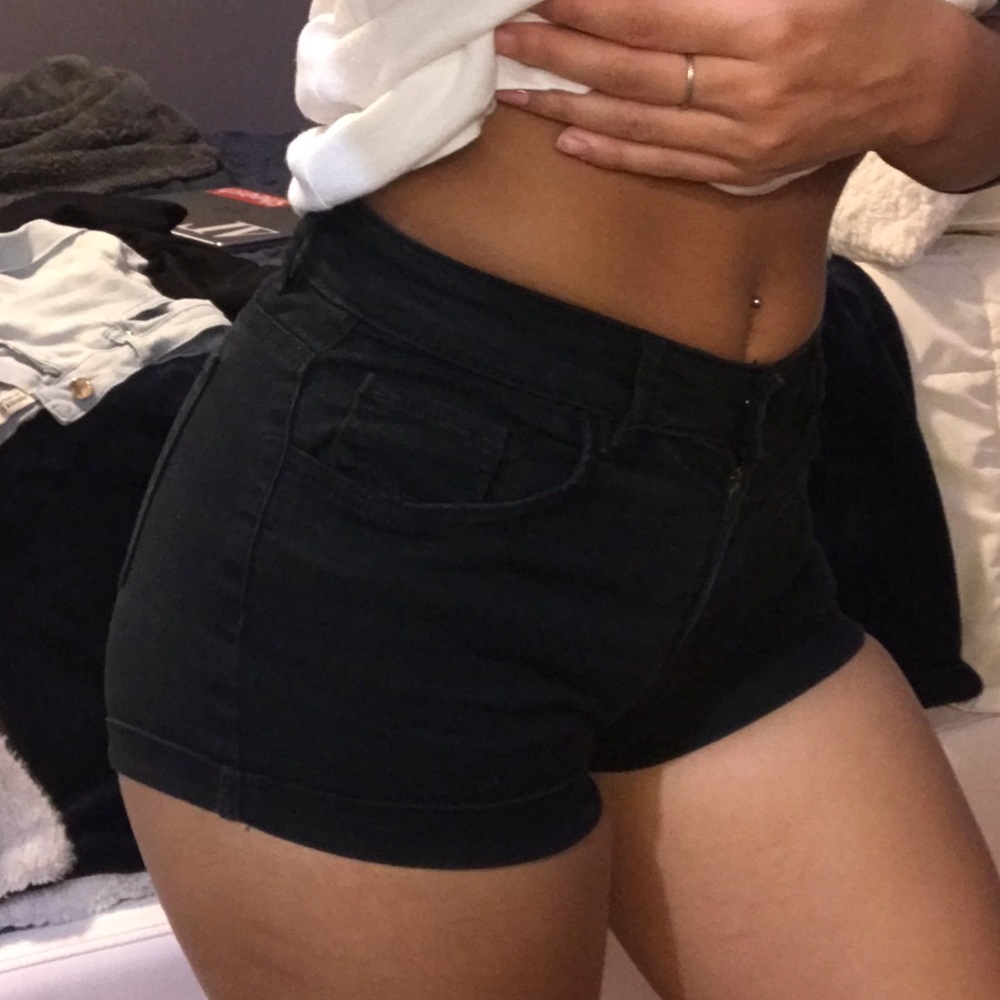 🦋BLACK MID RISE JEAN SHORTS🦋